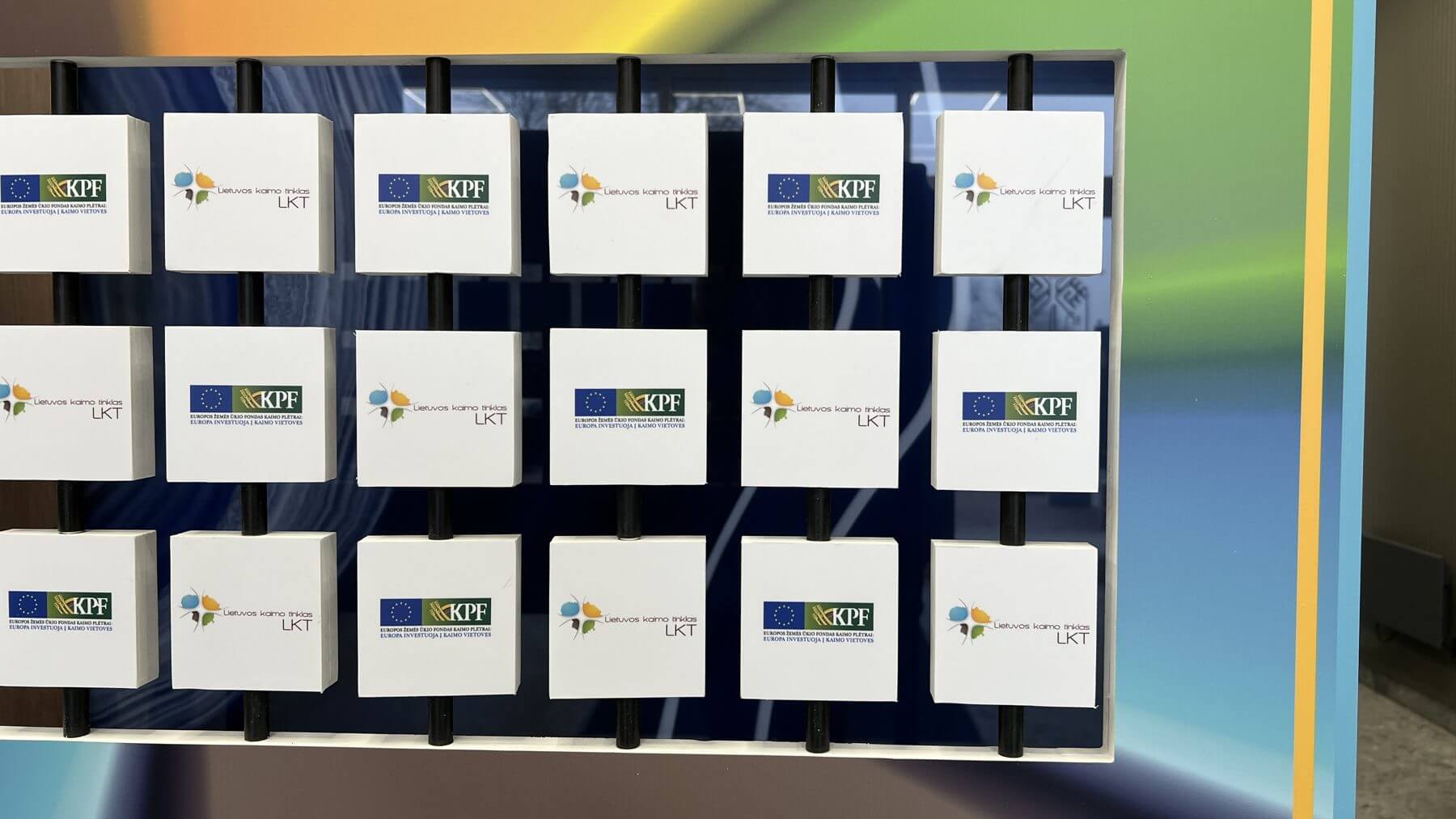 Lentos langeliai su logotipais